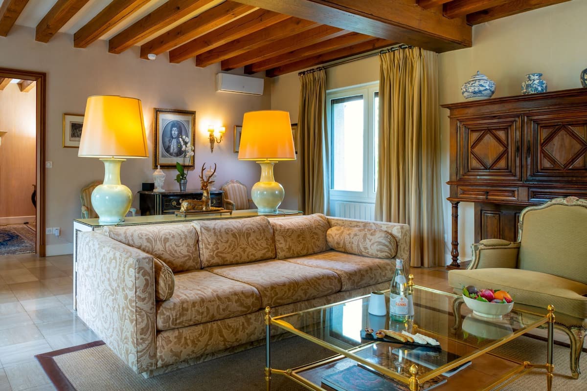 Royal Suite | Living room | Flat-screen TV