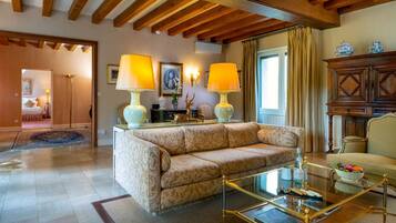 Royal Suite | Living room | Flat-screen TV
