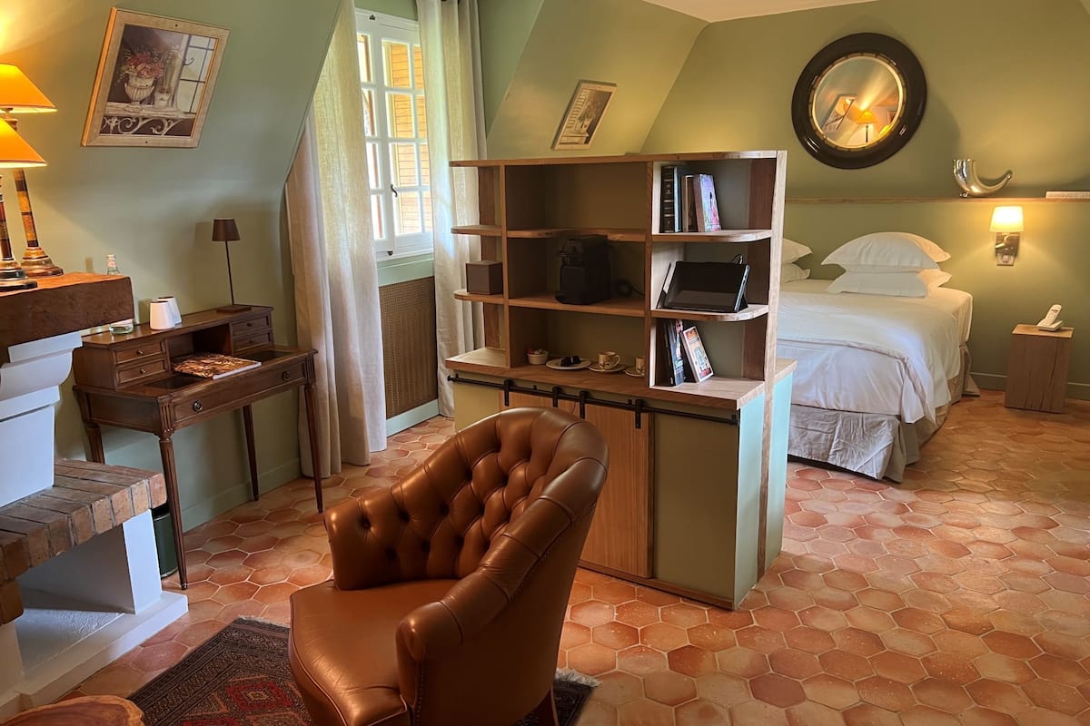 Signature Room | Minibar, in-room safe, free WiFi, bed sheets