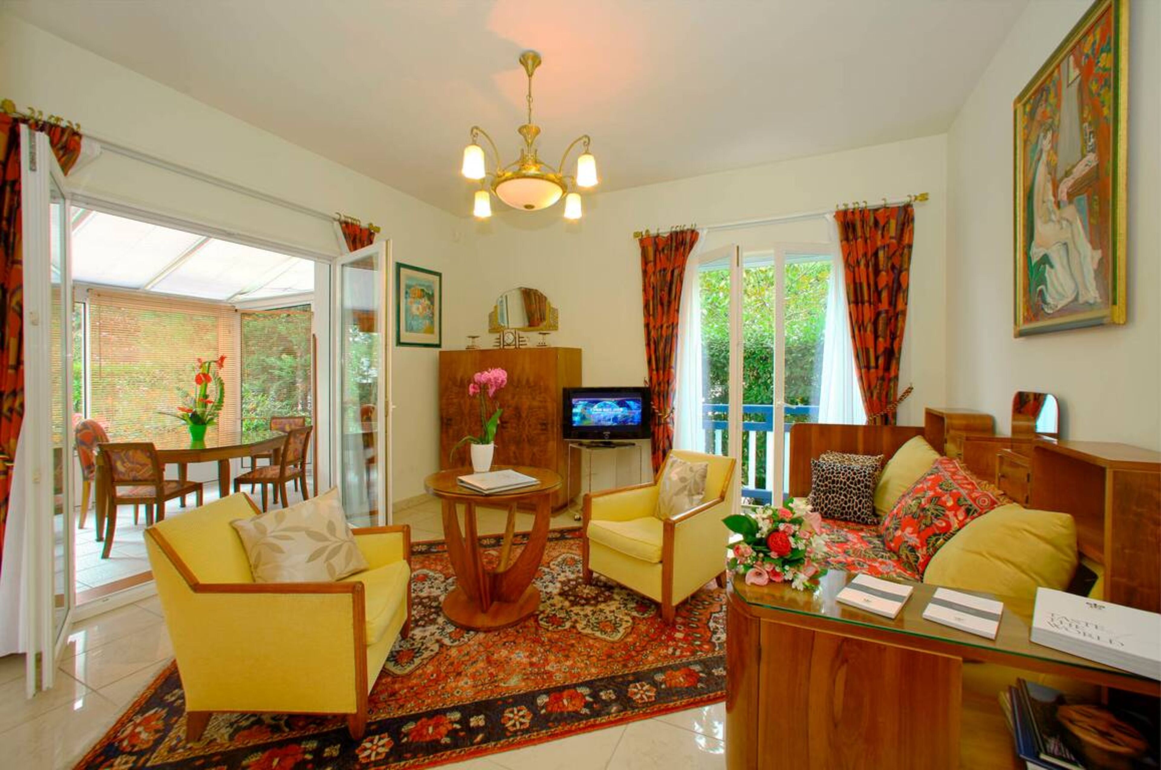 deluxe suite | minibar, in-room safe, individually decorated, desk