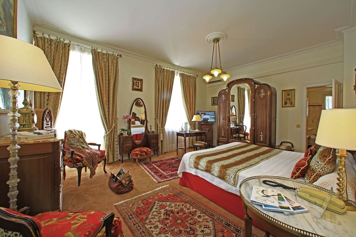 superior double room (villa) | minibar, in-room safe, individually decorated, desk