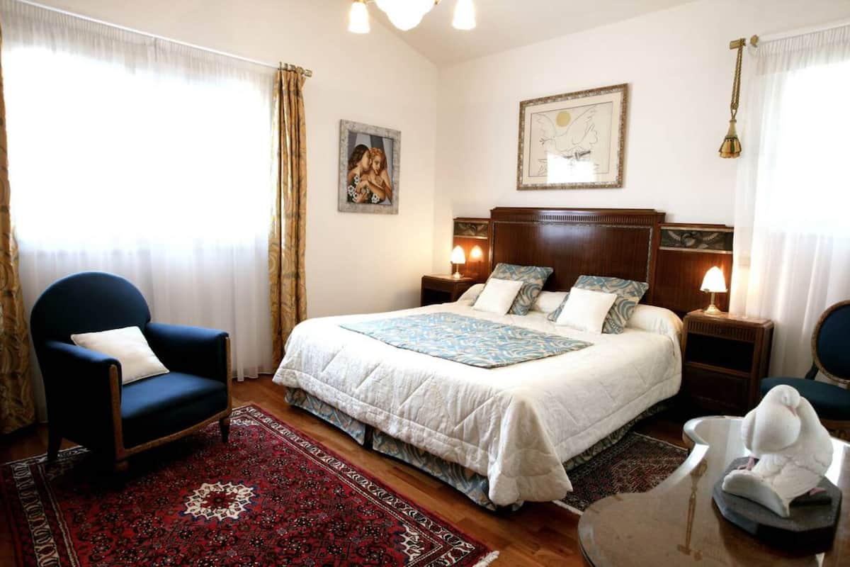 minibar, in-room safe, individually decorated, desk