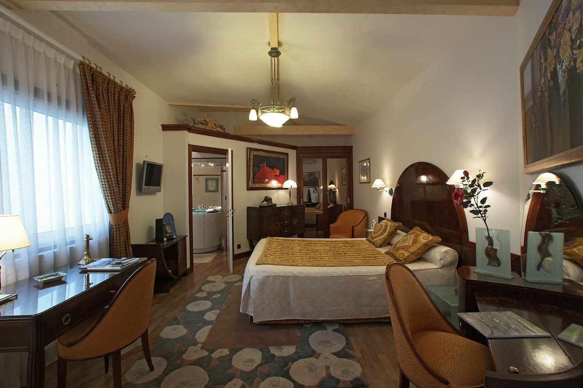 superior double room (pavillon) | minibar, in-room safe, individually decorated, desk