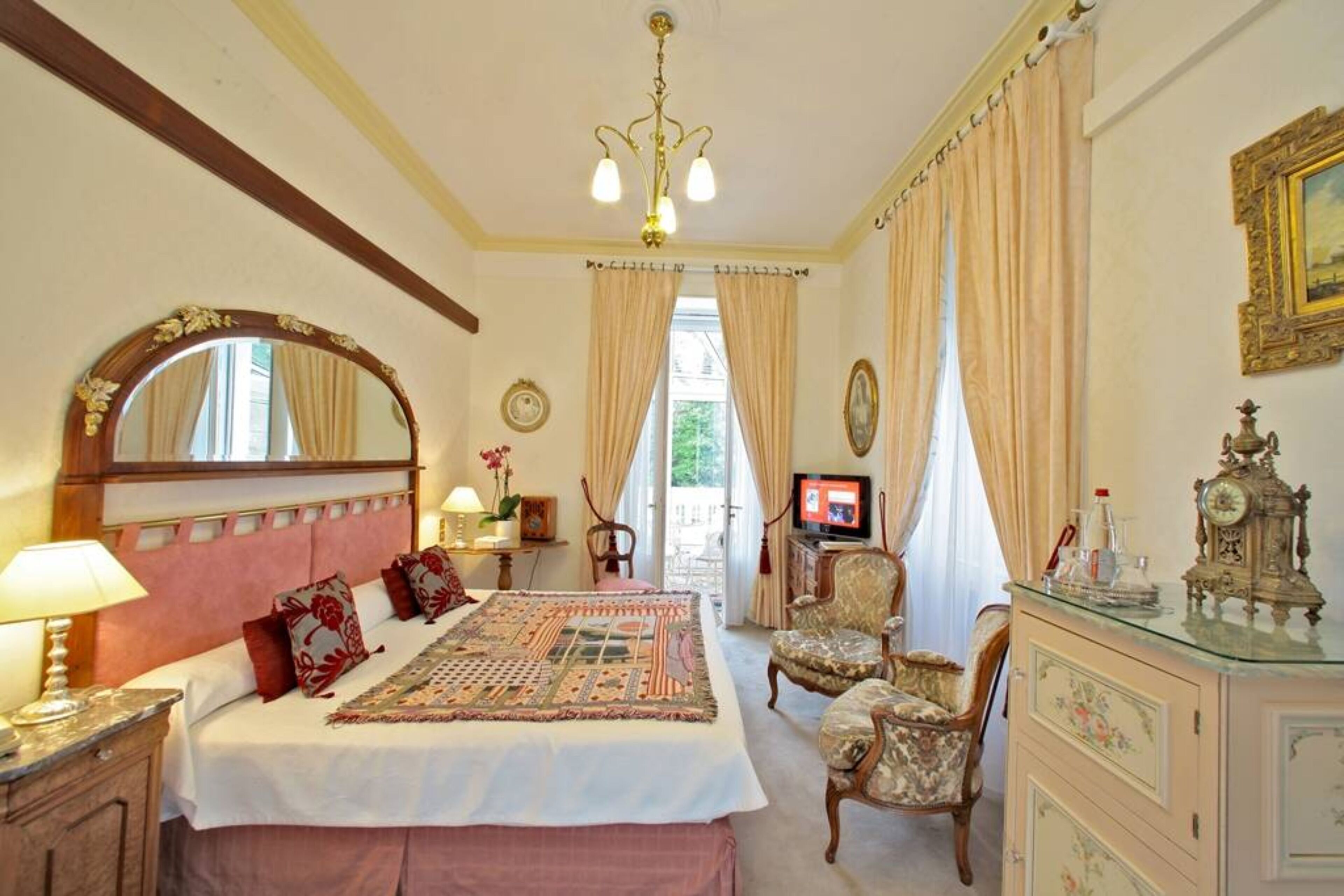 superior double room (villa) | minibar, in-room safe, individually decorated, desk