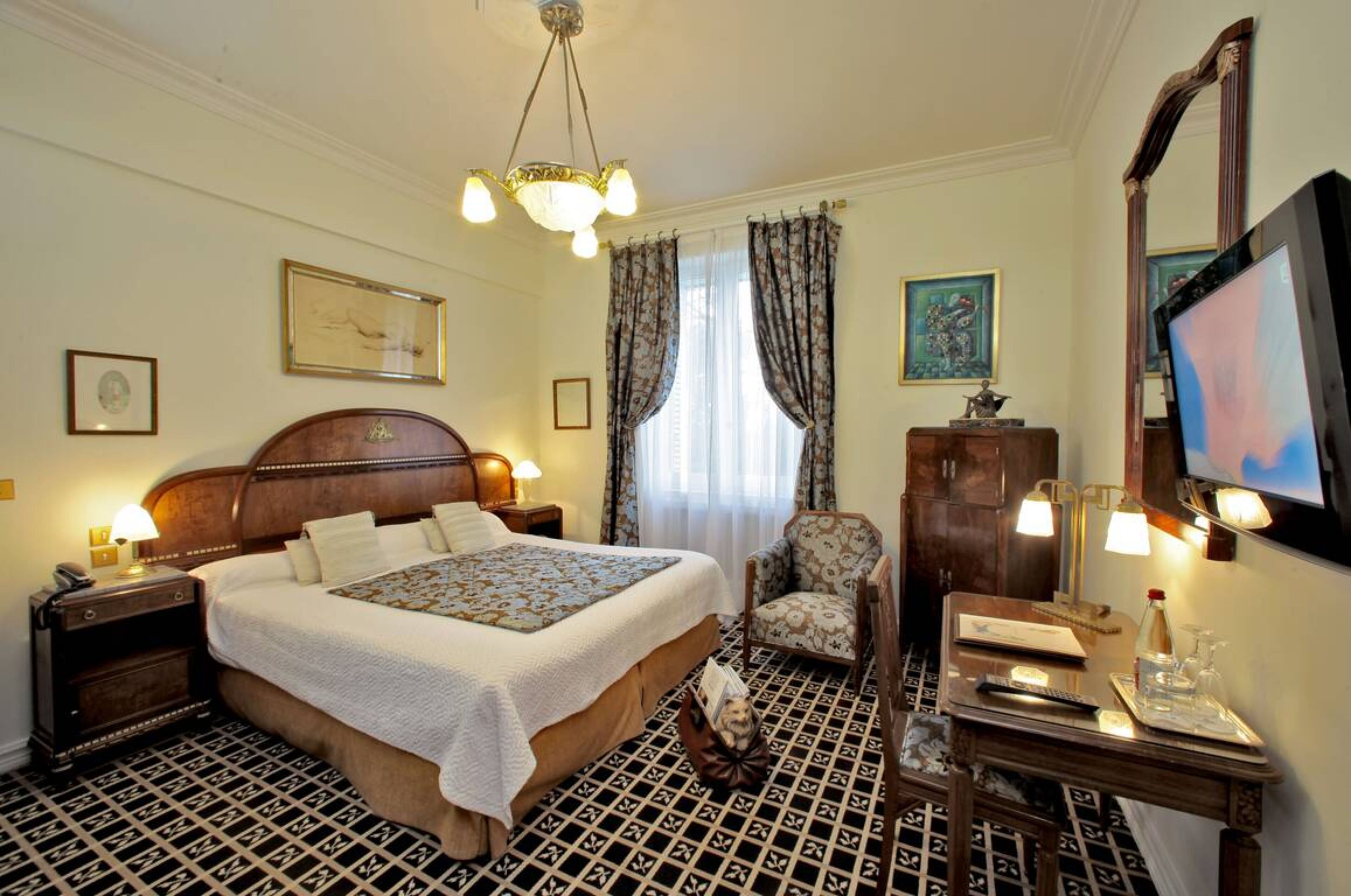 classic room | minibar, in-room safe, individually decorated, desk