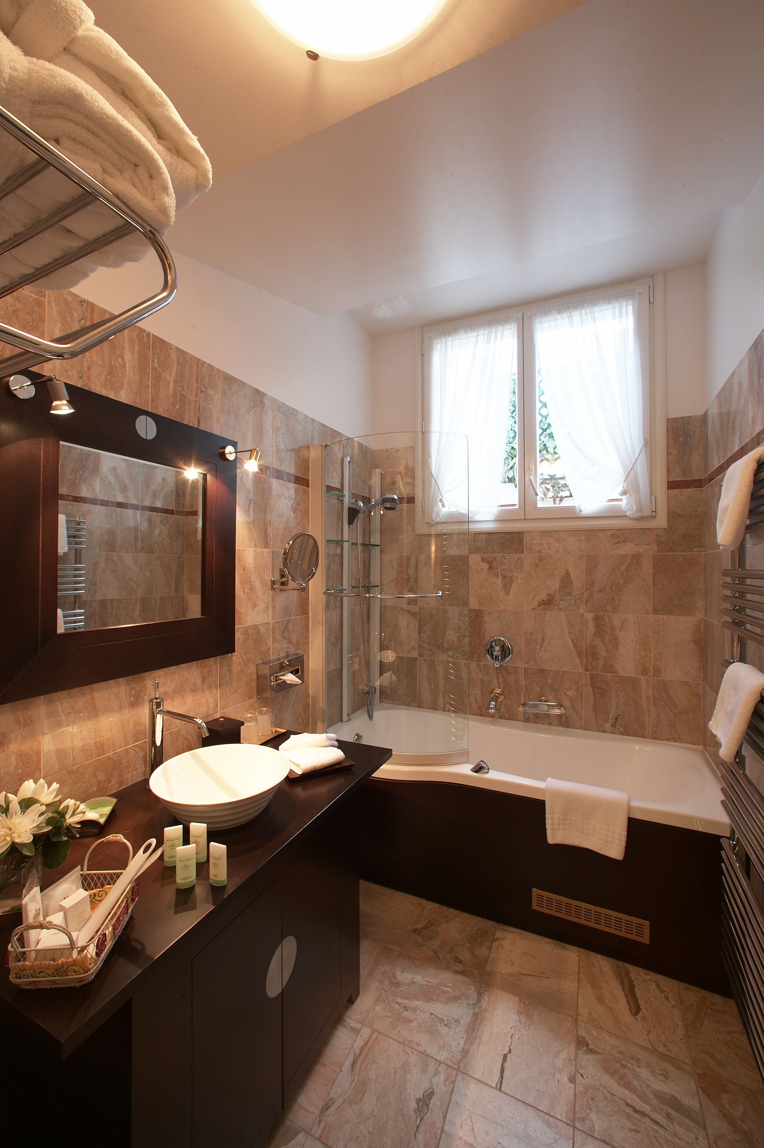 family suite | bathroom | shower, free toiletries, hair dryer, towels