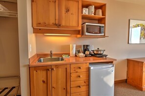 Chambre supérieure | Cuisinette privée | Réfrigérateur, four à micro-ondes, cafetière-théière, grille-pain