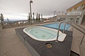 Piscine extérieure en saison