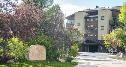 Crestview Condominiums by All Seasons Resort Lodging