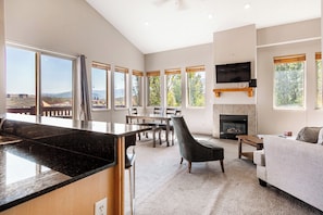 Standard 2-bedroom condominium | Aire de séjour | Téléviseur de 27 po avec télévision par cùble, foyer, lecteur de DVD