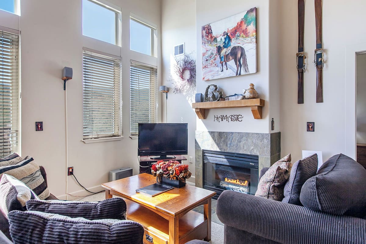 Standard 2-bedroom condominium with loft | Coin séjour