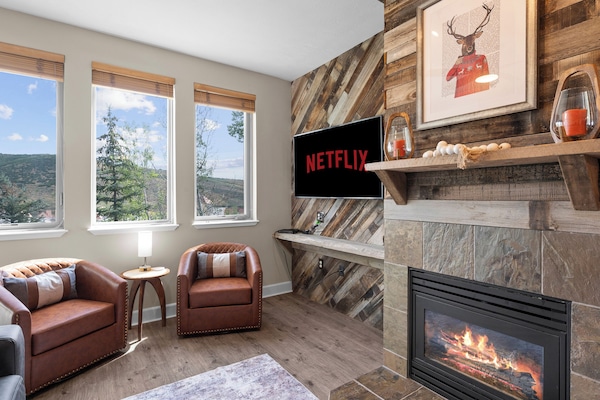 1-Bedroom Condominium 206E | Área de estar | TV 27 polegadas com canais a cabo, lareira, DVD player