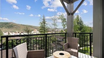 1-Bedroom Condominium 206E | 陽台