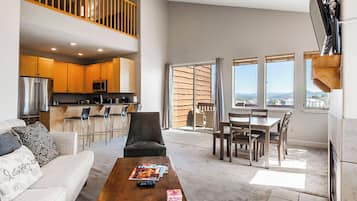 Standard 2-bedroom condominium | 起居区 | 27-英寸电视(配备有线频道)、壁炉、DVD 播放器