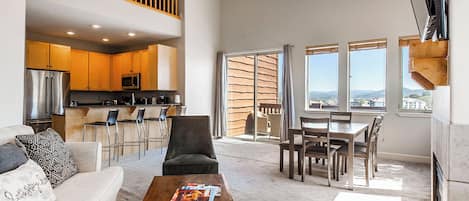 Standard 2-bedroom condominium | Área de sala de estar | Televisión de 27 pulgadas con canales por cable y chimenea