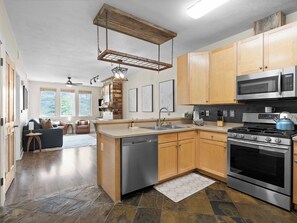 1-Bedroom Condominium 206E | 전용 주방 | 냉장고, 전자레인지, 오븐, 쿡탑