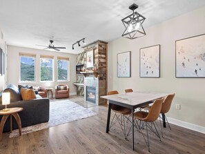 1-Bedroom Condominium 206E | 客室ごとに異なる装飾、客室ごとに異なるインテリア、ノートパソコン用作業スペース、アイロン / アイロン台