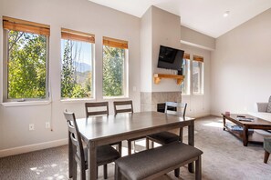 Standard 2-bedroom condominium | Repas dans la chambre