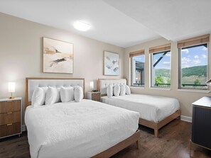 1-Bedroom Condominium 206E | 客室ごとに異なる装飾、客室ごとに異なるインテリア、ノートパソコン用作業スペース、アイロン / アイロン台