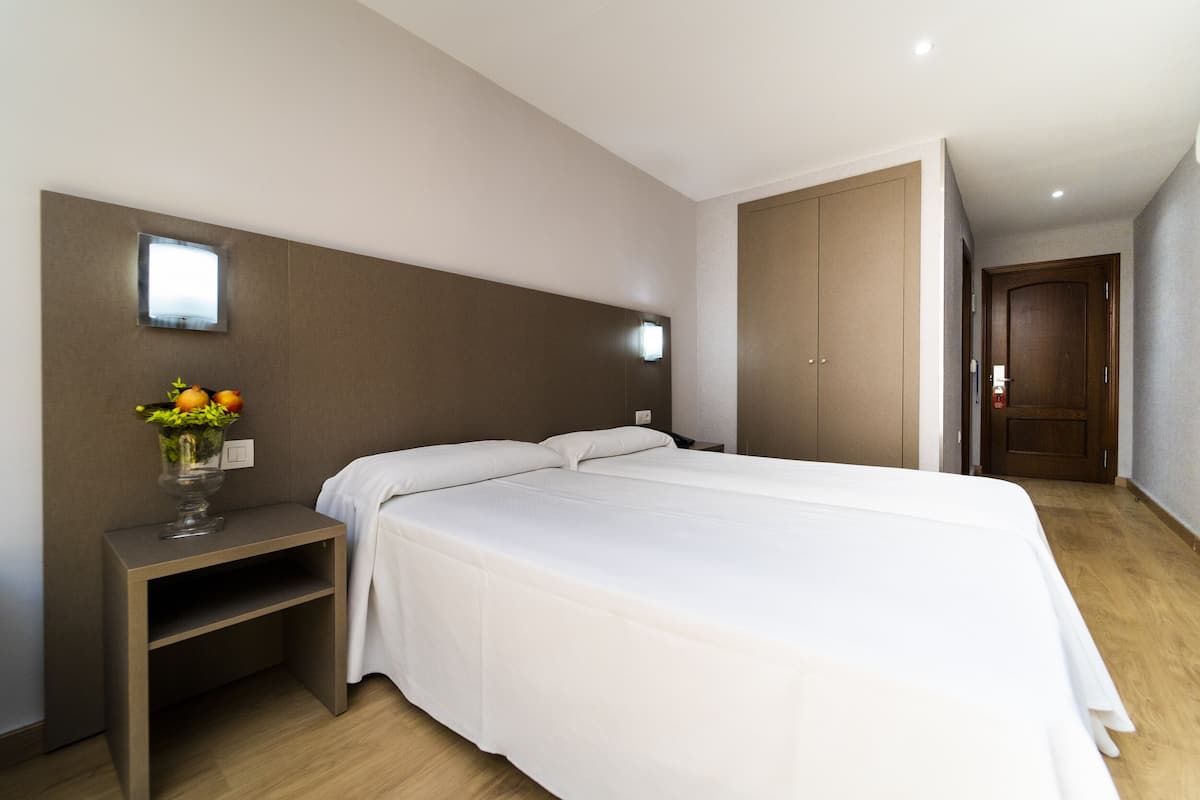 Chambre Double Économique | Bureau, rideaux occultants, Wi-Fi gratuit, draps fournis