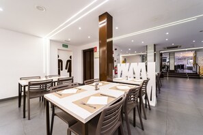 Petit déjeuner, déjeuner et dîner servis sur place