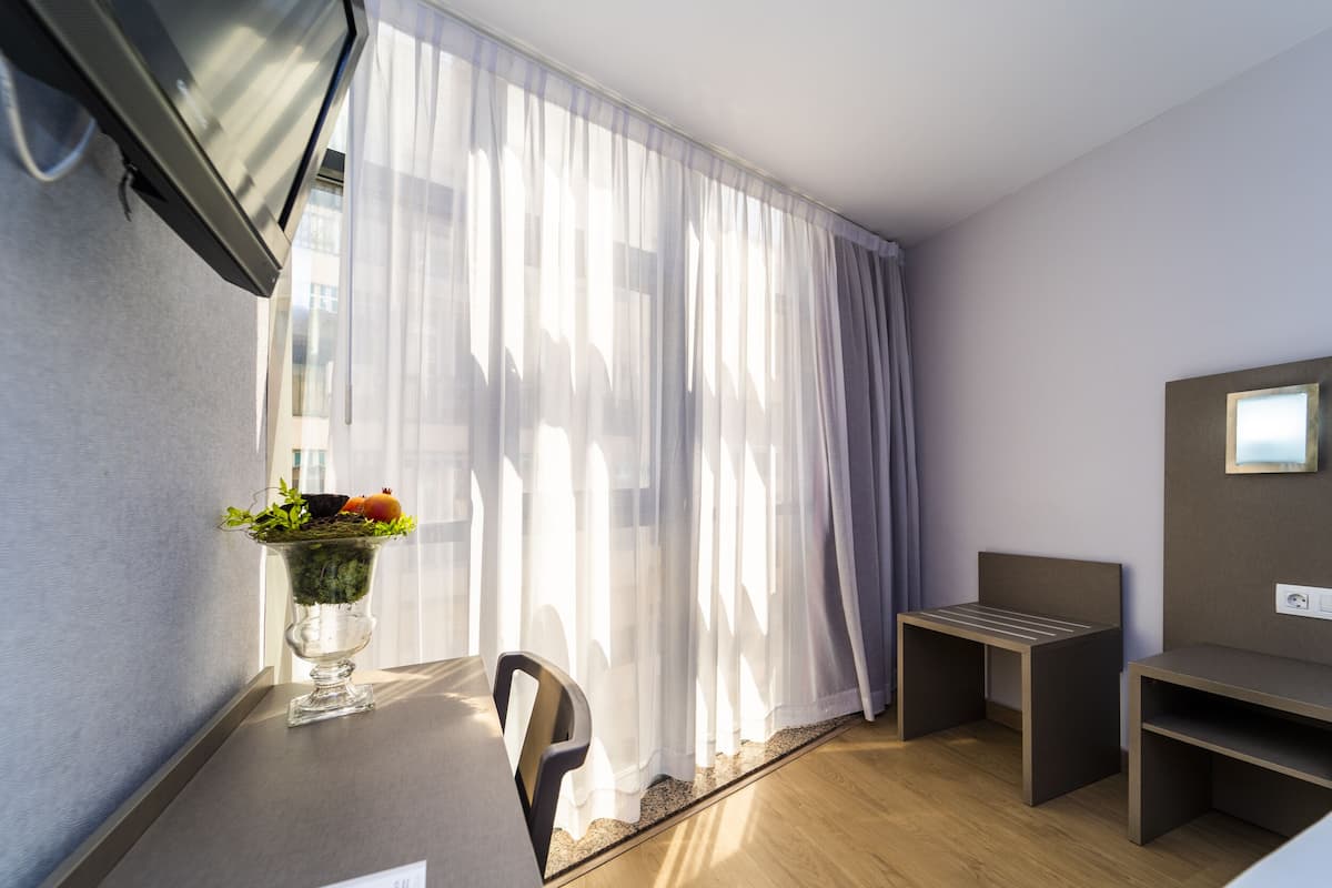 Bureau, rideaux occultants, Wi-Fi gratuit, draps fournis