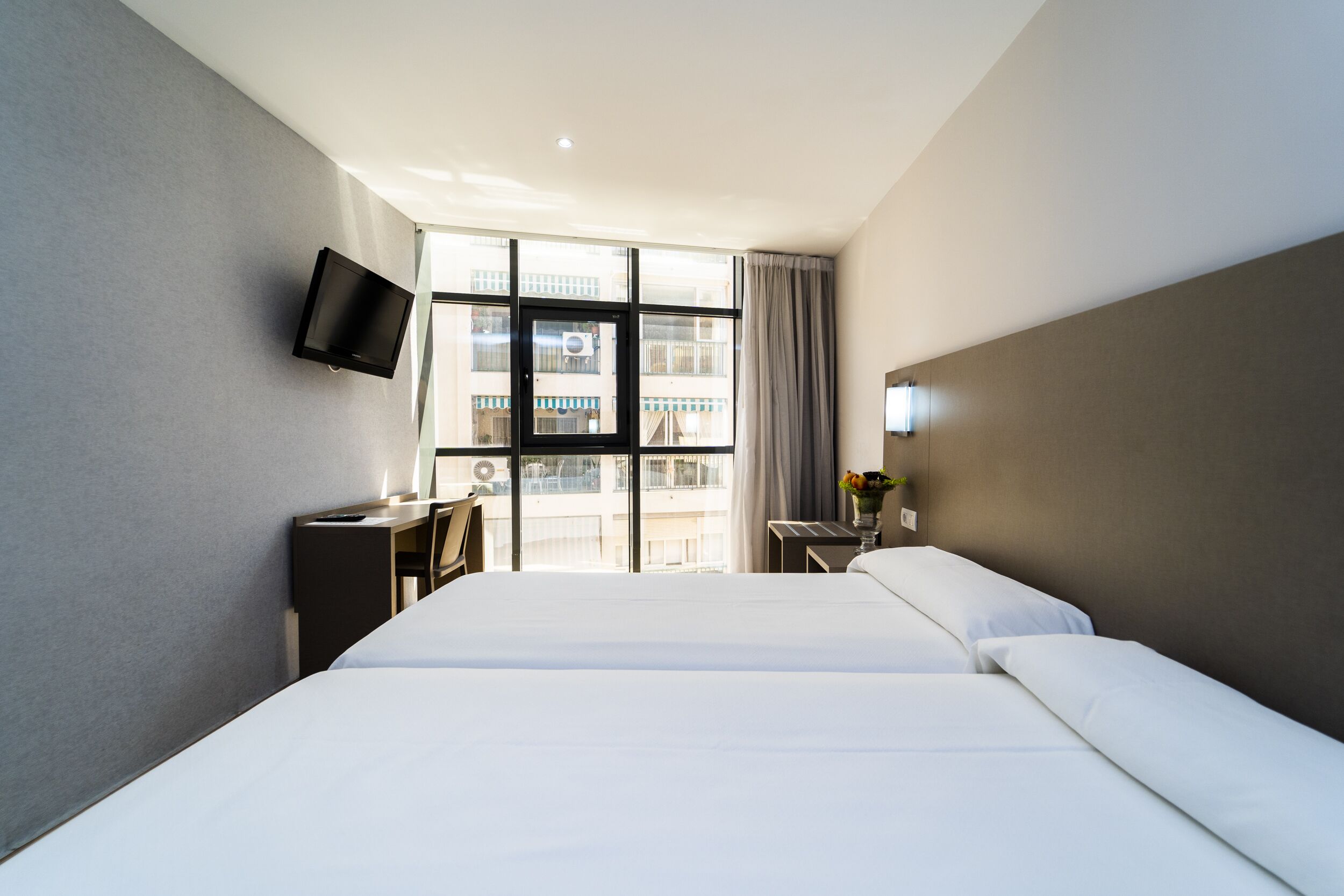 Cortinas blackout, wifi gratis y ropa de cama 