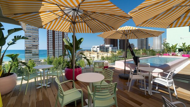 Poolside bar - Medplaya Agir Springs (Benidorm)