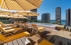 Piscine extérieure, parasols de plage, chaises longues