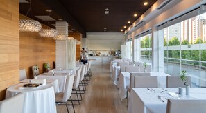 Petit déjeuner buffet servi tous les jours en supplément