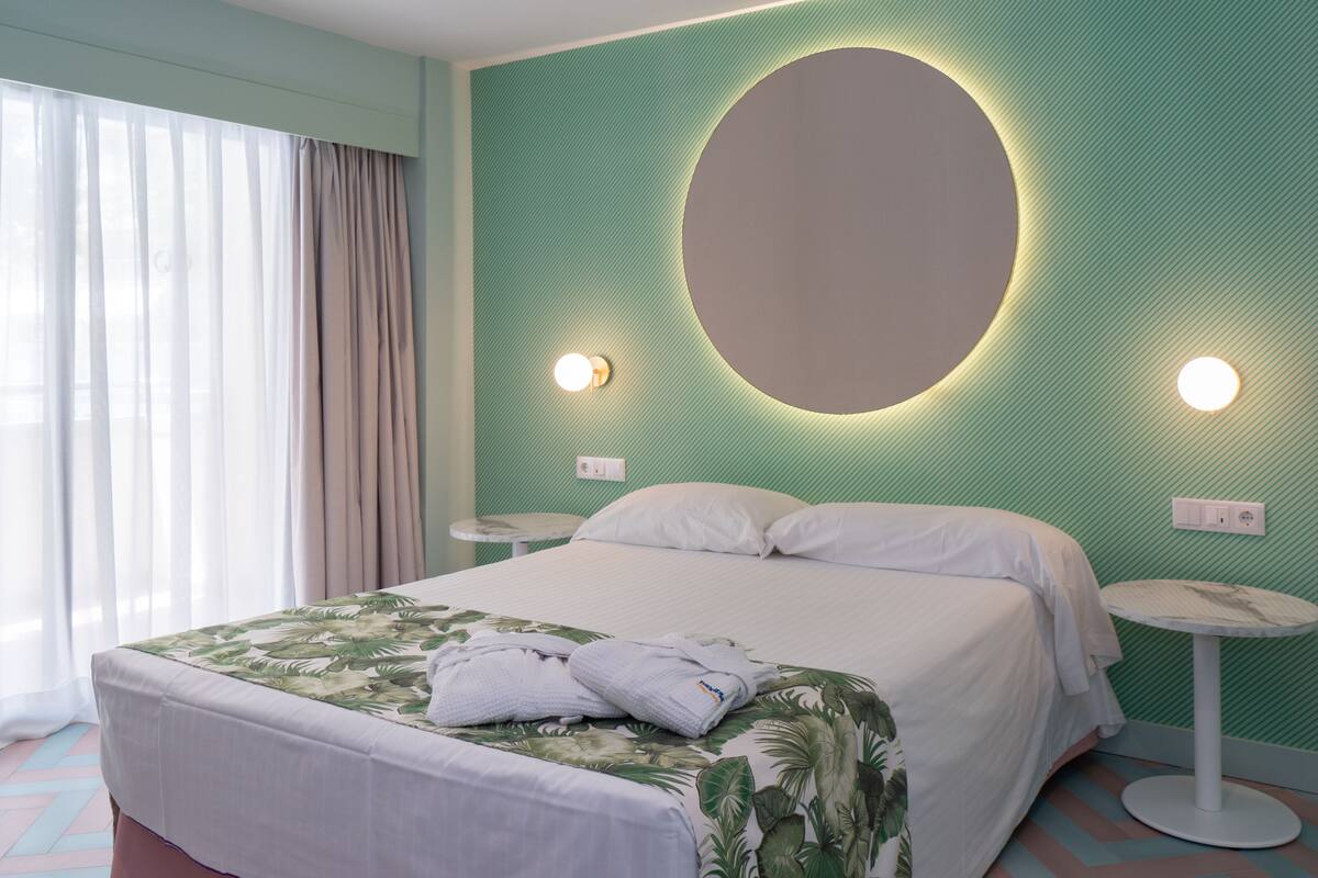 Desk, blackout drapes, WiFi (free), bed sheets