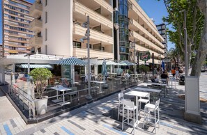Bar en la azotea con vistas a la piscina (abre todos los días)