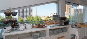 Tägliches Frühstücksbuffet gegen Gebühr
