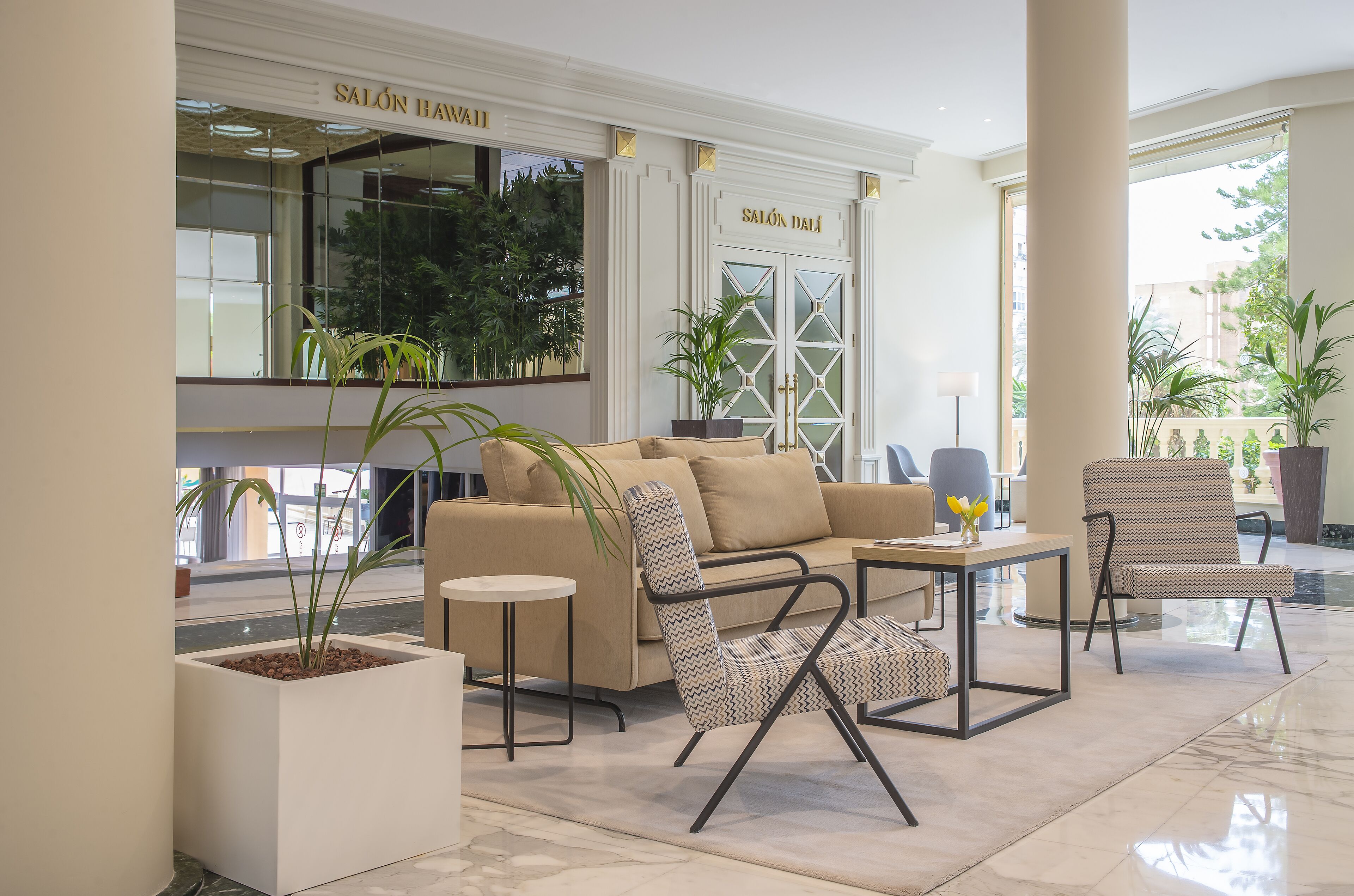 2 bares, bar junto a la piscina