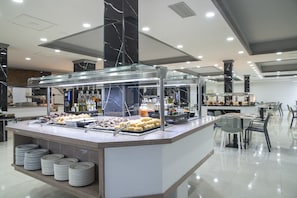 Öğle yemeği ve akşam yemeği sunulur