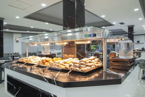 بوفيه فطور يوميًا بتكلفة قدرها (10 EUR للشخص)