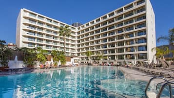 Udendørs pool, åben fra kl. 08.30 til kl. 21.00, parasoller, liggestole