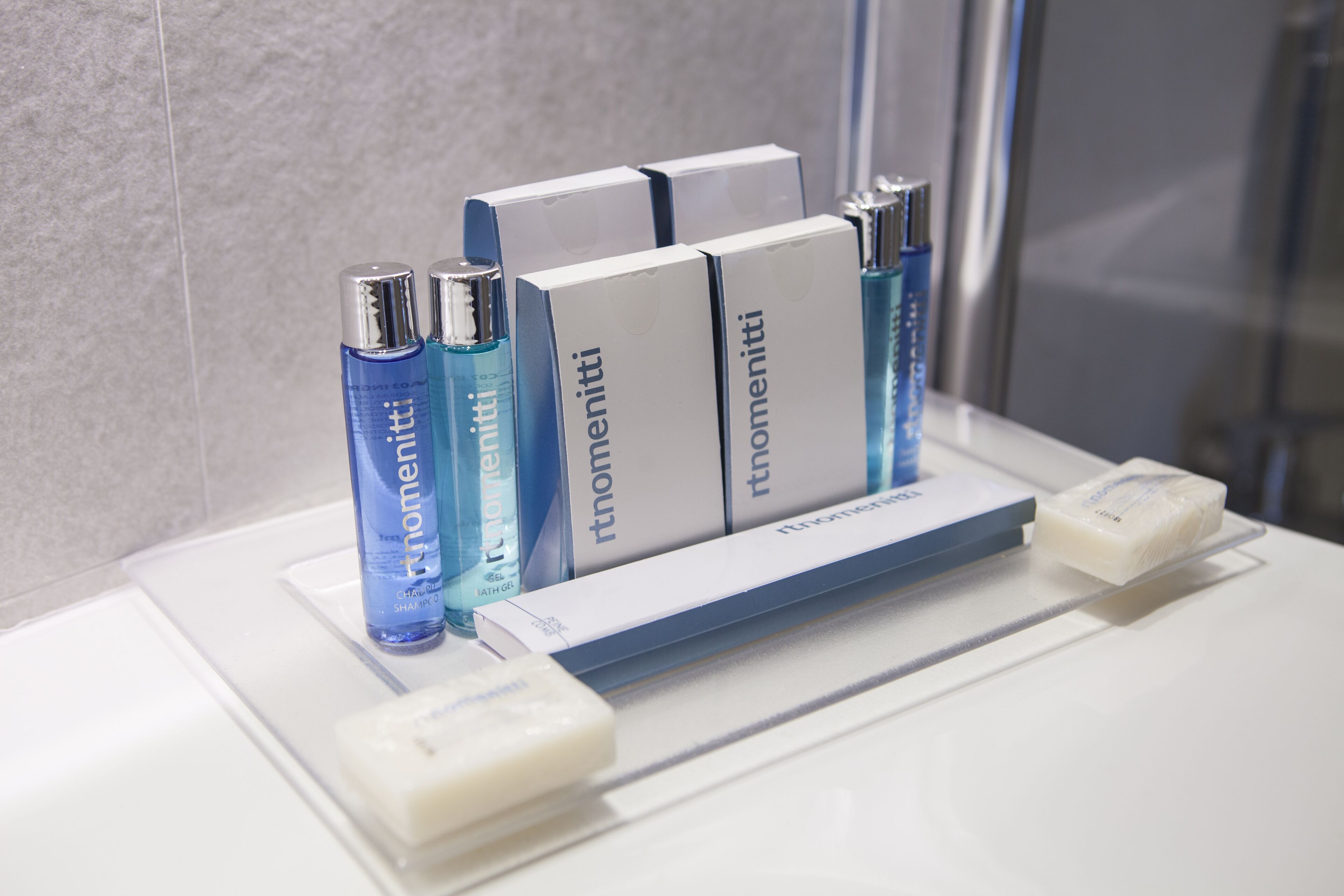 junior suite | bathroom | hair dryer, bidet, towels