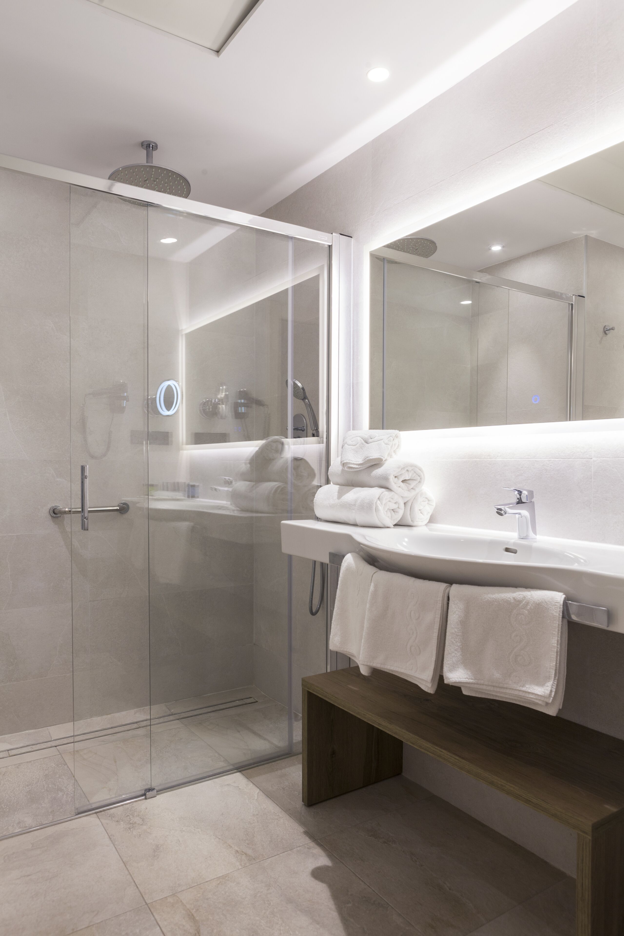 standard triple room, balcony, city view | bathroom | hair dryer, bidet, towels