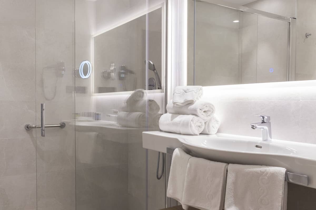 standard triple room, balcony, city view | bathroom | hair dryer, bidet, towels