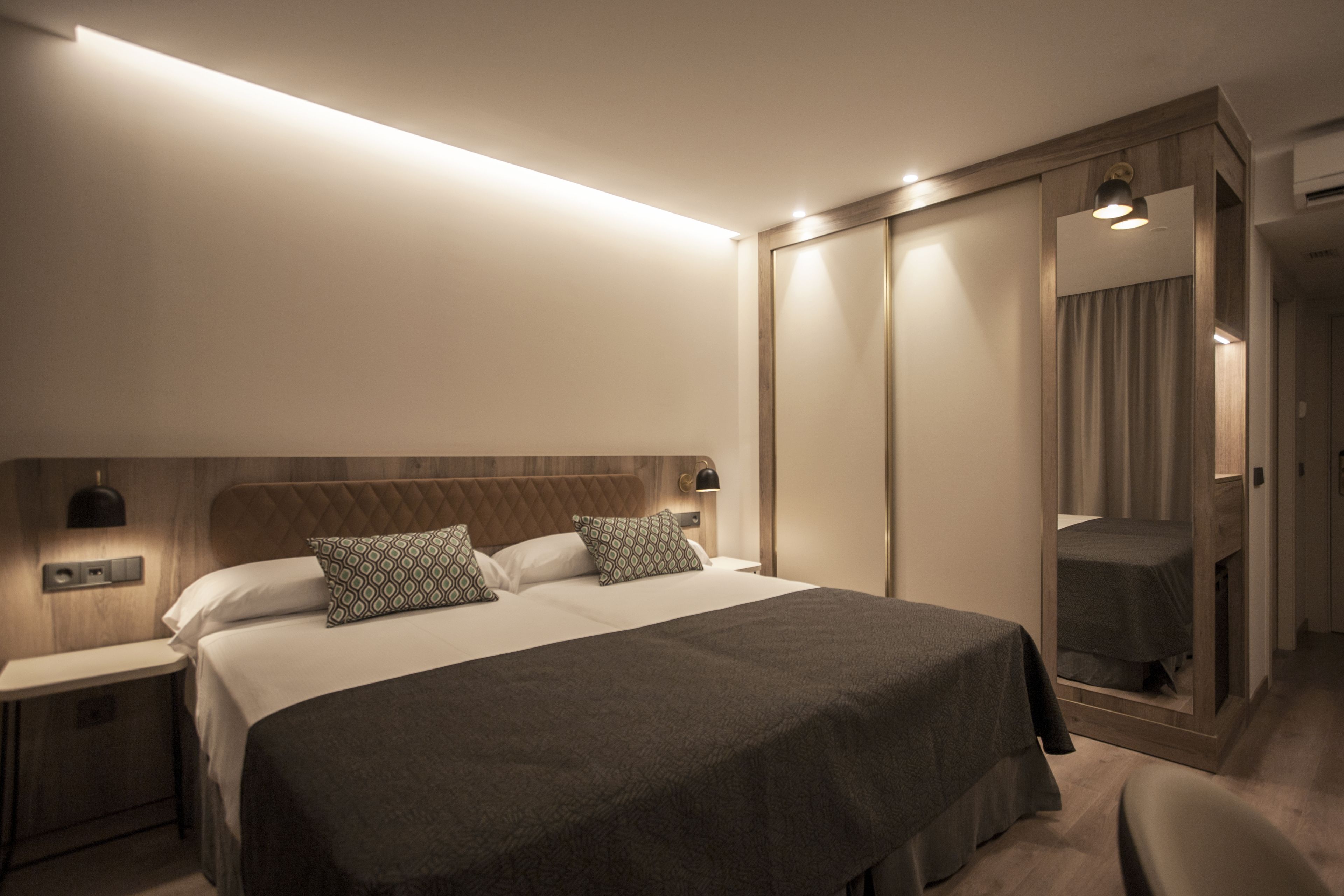 Minibar, escritorio y espacio para trabajar con laptop 