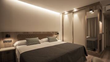 Minibar, escritorio y espacio para trabajar con laptop