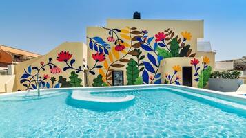 2 piscines a l'aire lliure (horari: 09:00-20:00) i gandules