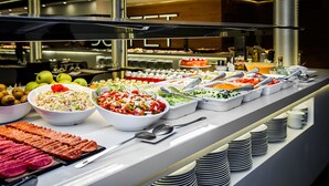 A buffet with various food options including salads, fruits, and meats. - Hotel Carlos l (Benidorm)