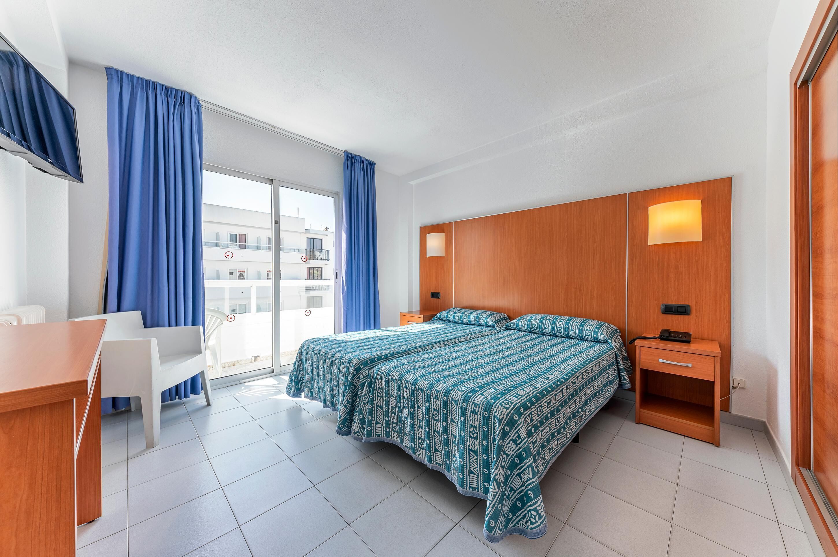 Minibaari, tallelokero huoneessa, työpöytä, pimennysverhot