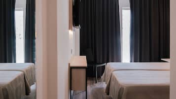 Een minibar, een kluis op de kamer, een bureau, verduisterende gordijnen