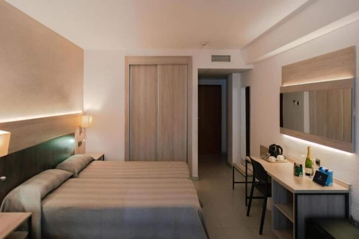 Minibar, Zimmersafe, Schreibtisch, Verdunkelungsvorhänge