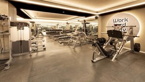 A gym with various exercise equipment, including weight machines and dumbbells. - Port Fiesta Park Hotel (Benidorm)