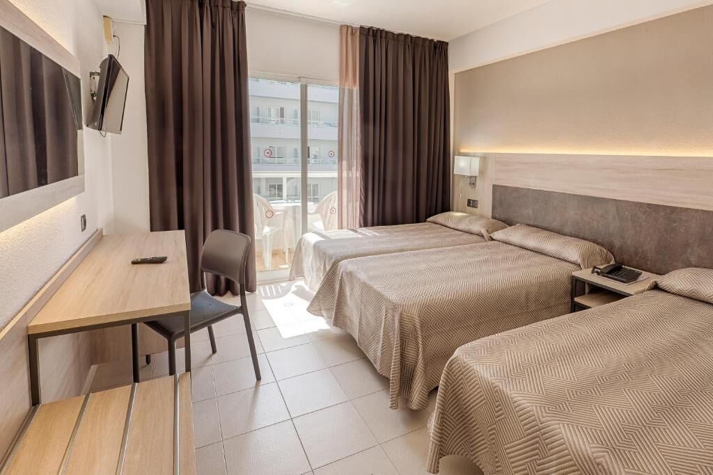 Minibar, Zimmersafe, Schreibtisch, Verdunkelungsvorhänge