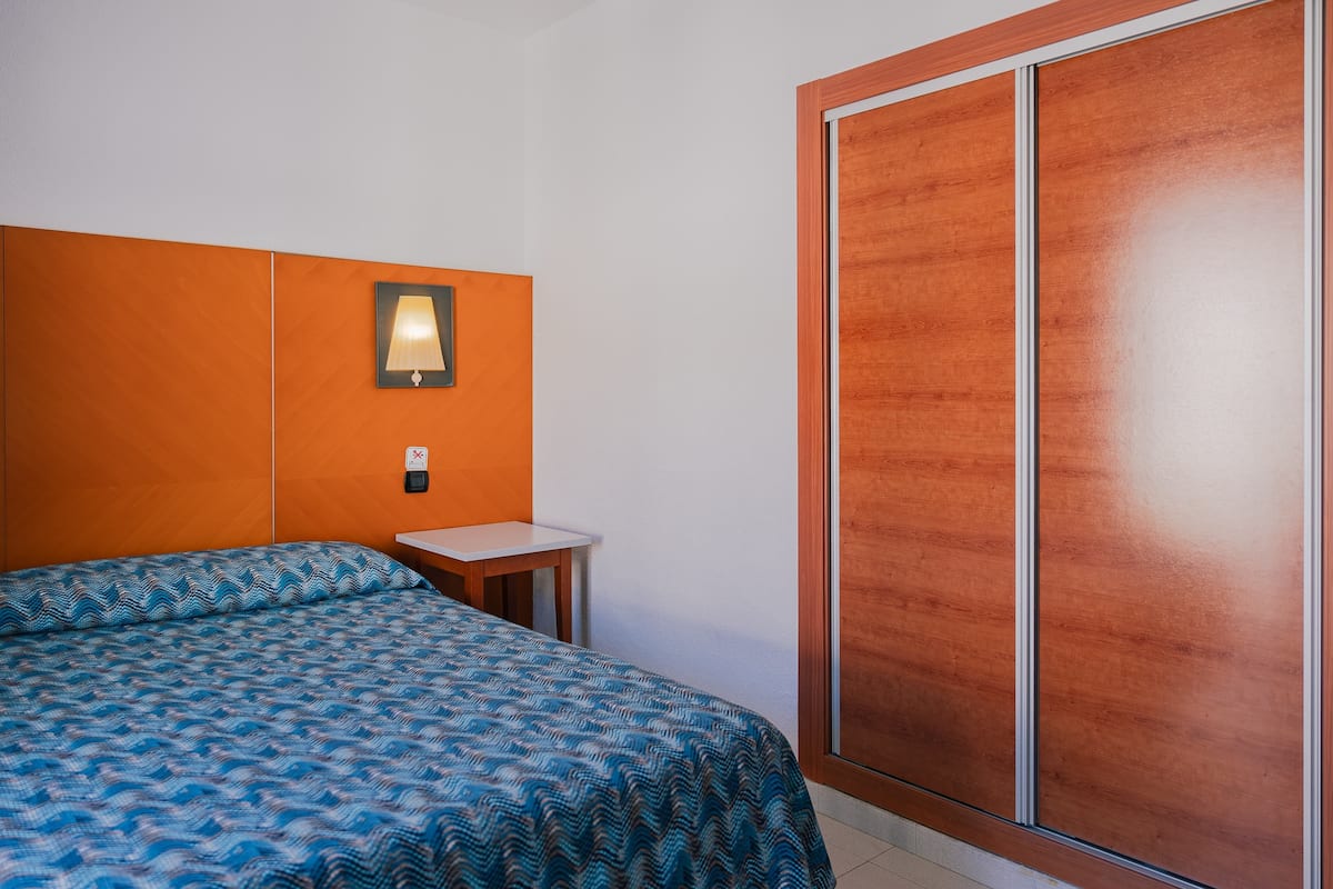 Minibar, värdeförvaringsskåp på rummet och skrivbord